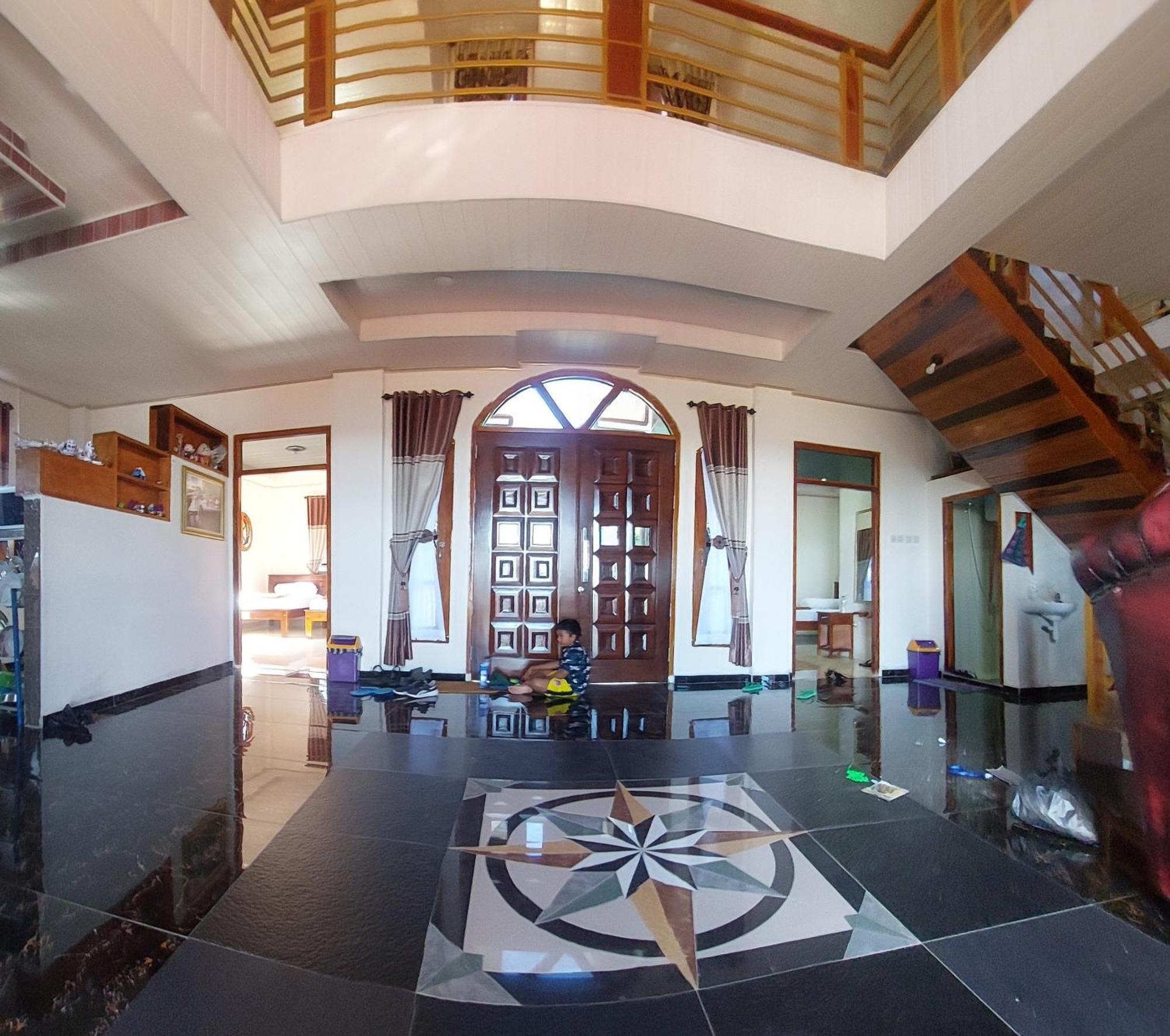 Kopa Hilltop - Family Guest Home Ruteng Exterior photo