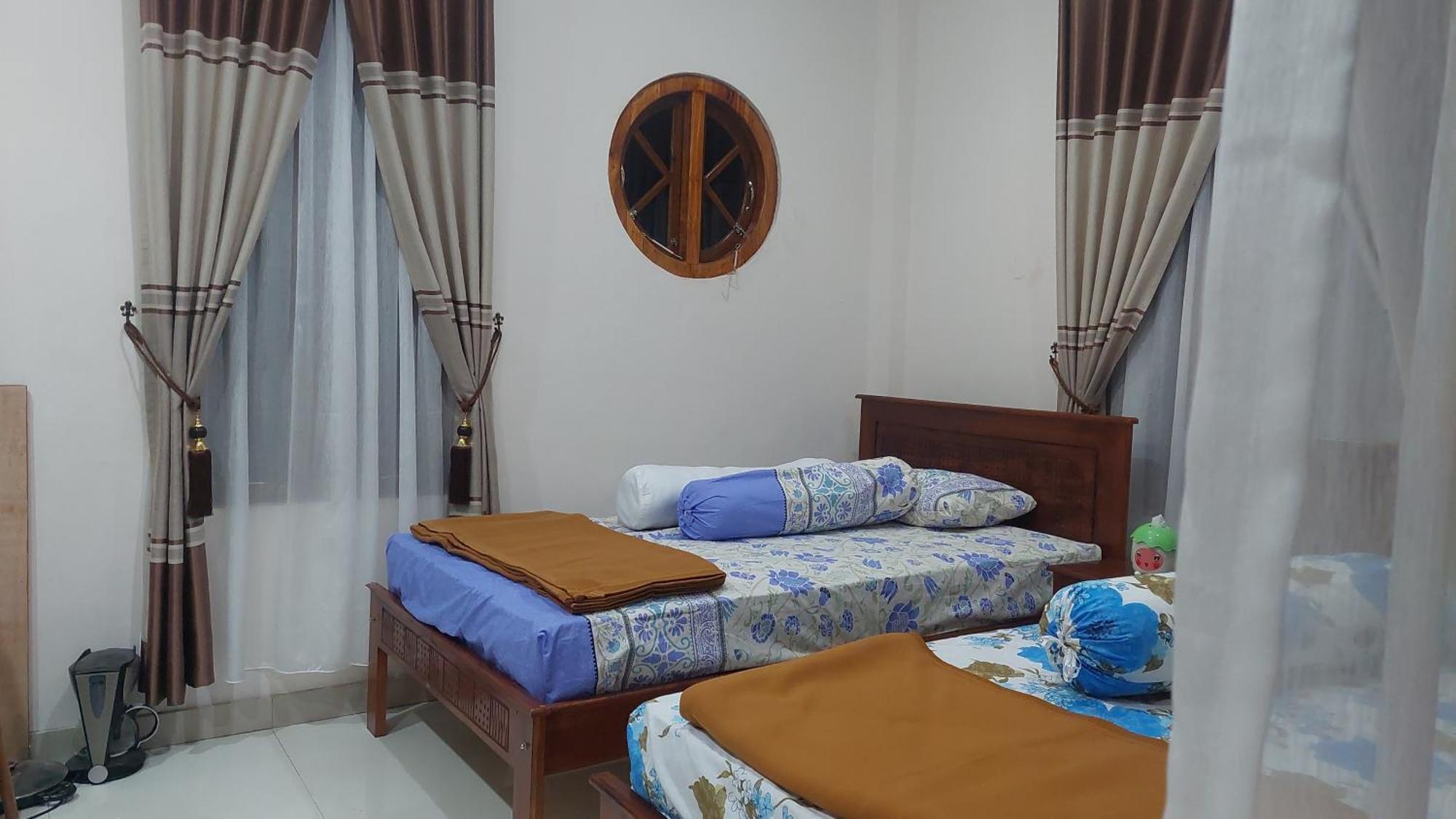 Kopa Hilltop - Family Guest Home Ruteng Room photo