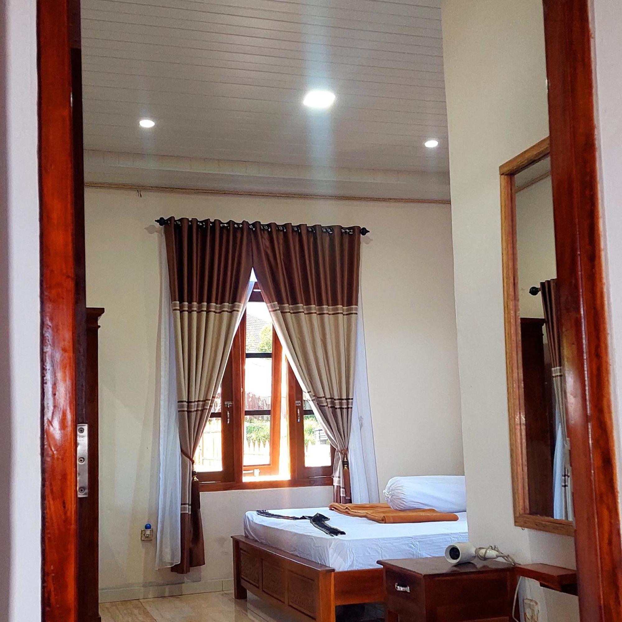 Kopa Hilltop - Family Guest Home Ruteng Room photo